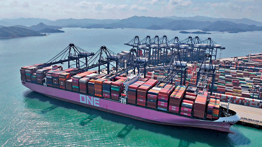 ● 內地航運業近年發展迅速。圖為深圳鹽田港。