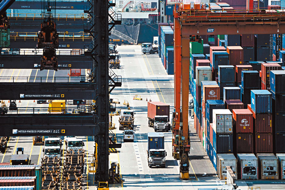 ● 香港有獨特的地理優勢，是區內供應鏈及物流的重要樞紐。