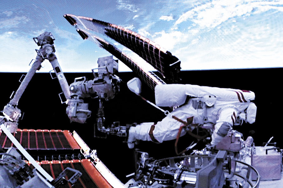 ●《國家空間科學中長期發展規劃（2024—2050年）》昨日發布。圖為5月28日在北京航天飛行控制中心拍攝的神舟十八號航天員葉光富在空間站組合體艙外作業的畫面。 資料圖片