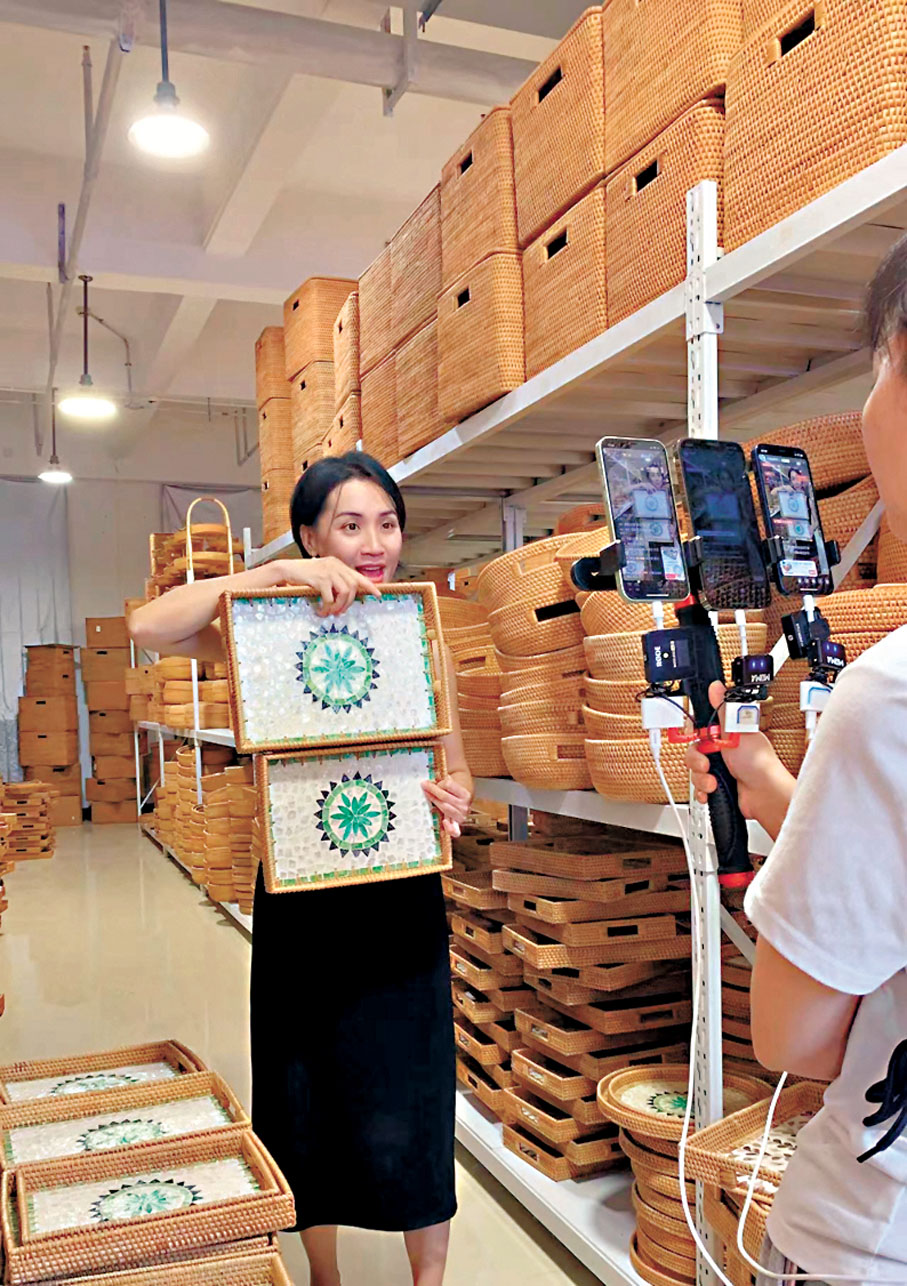 ●跨境電商主播吳小芳表示有關方面需兼顧消費者與商家雙方利益。受訪者供圖