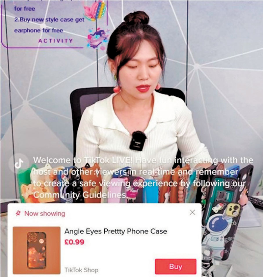 ●國內直播電商主播紛紛布局海外市場，圖為一名主播於抖音海外版售賣手機殼。 網上圖片