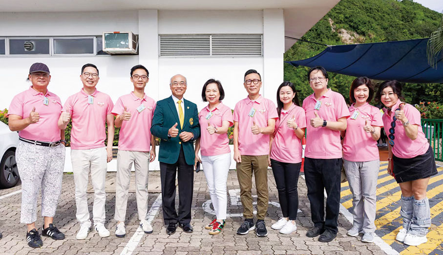 ●左起：陳禮善、胡鉅華、胡皓文、黃偉光、潘陳愛菁、黃昕然、梁詩蔚、楊詩傑、黃廸華、陳禮善太太在步行活動上合照。