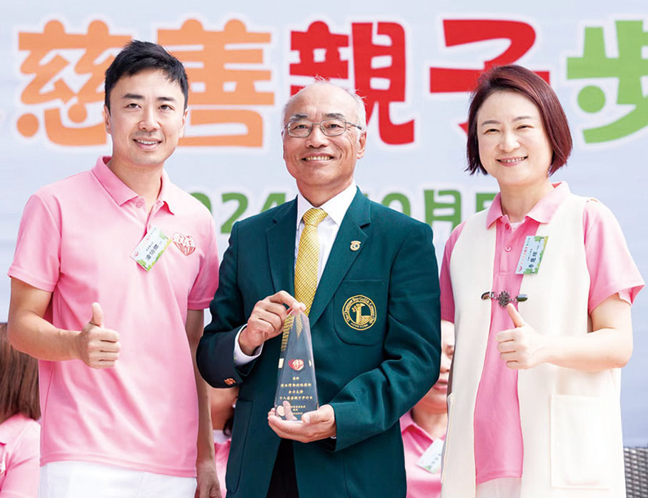 ●李慧琼（右）和潘伯傑（左）頒發鳴謝狀予黄偉光（中）。