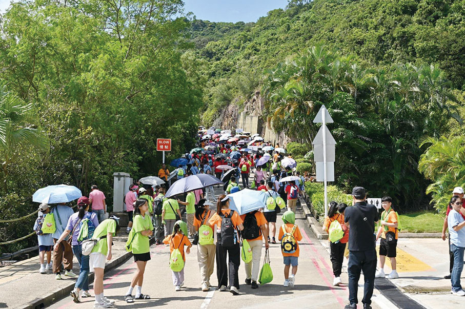 ●來自各地區的基層家庭參加步行。