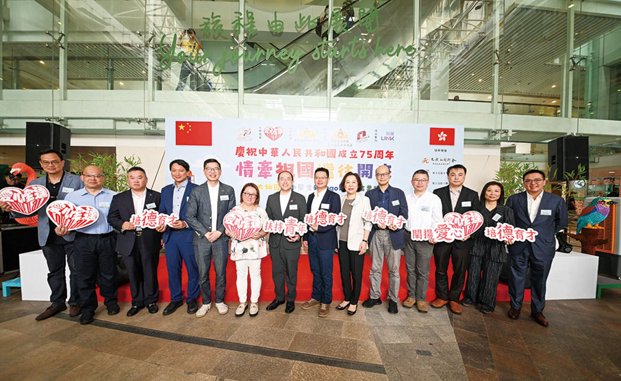 ●黃業坤、胡鉅華、易志宏、黃想平、潘陳愛菁和姚逸華等賓主在中小學生砌LEGO比賽結業禮上合照。