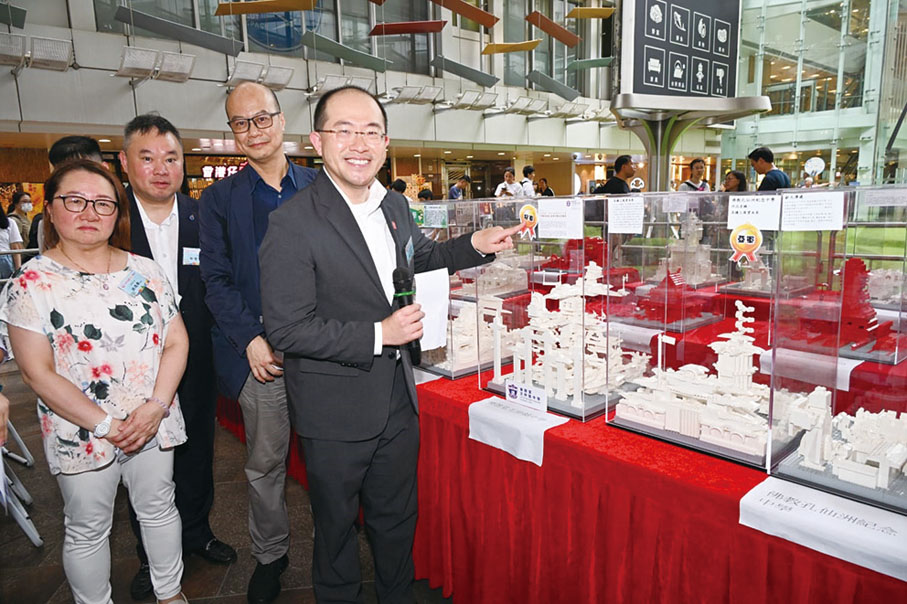 ●左起：姚逸華、黃業坤、易志宏和領展資產管理有限公司傳媒及社區關係總監尹彥超參觀學生作品。