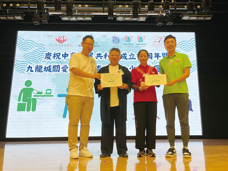 ●楊永杰（左一）和潘伯傑（右一）頒發感謝獎予宋文（左二）、吳小清（右二）。