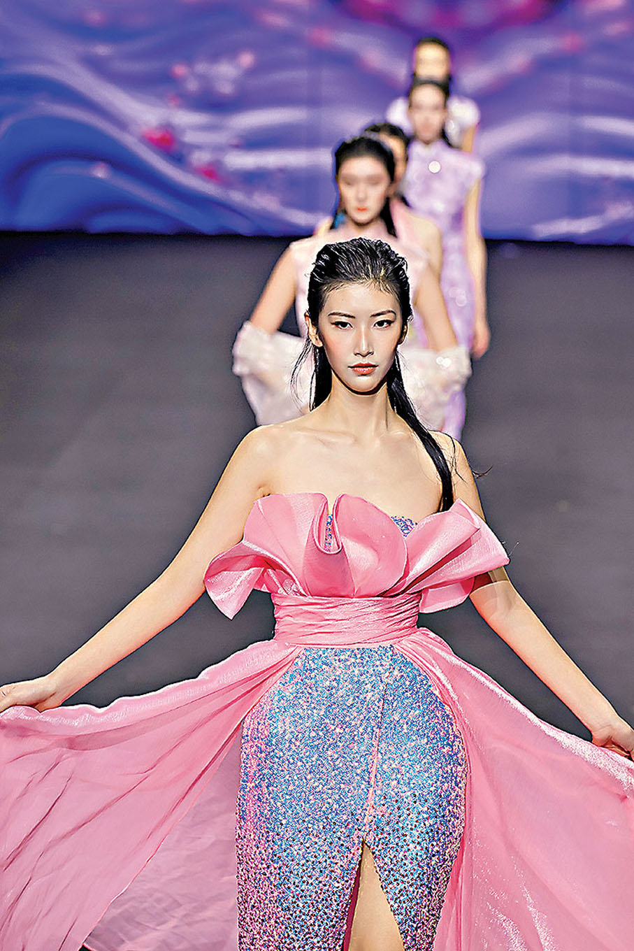 ●在廣東時裝周中，潮繡、苗繡等非遺技藝融入香港品牌中。