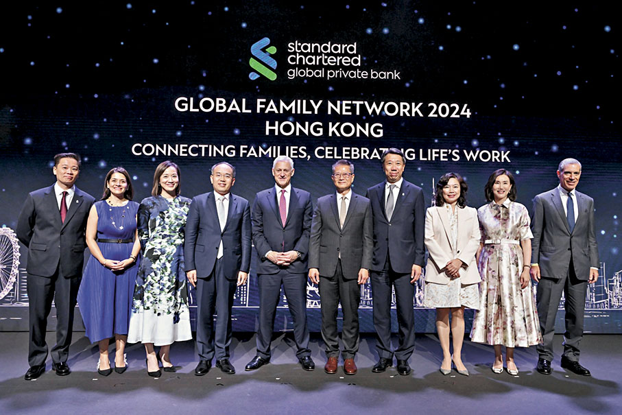 ●財政司司長陳茂波(左六)、財庫局局長許正宇(左四)、渣打集團行政總裁溫拓思(左五)，以及一眾渣打管理層合照。