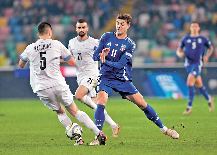 ●司職中場的丹尼爾馬甸尼（右，11號）後備入替，完成了個人的意大利國家隊首演。  路透社