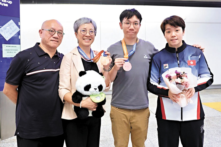 ●杜凱琹獲父母及兄長接機。中國香港乒乓總會圖片