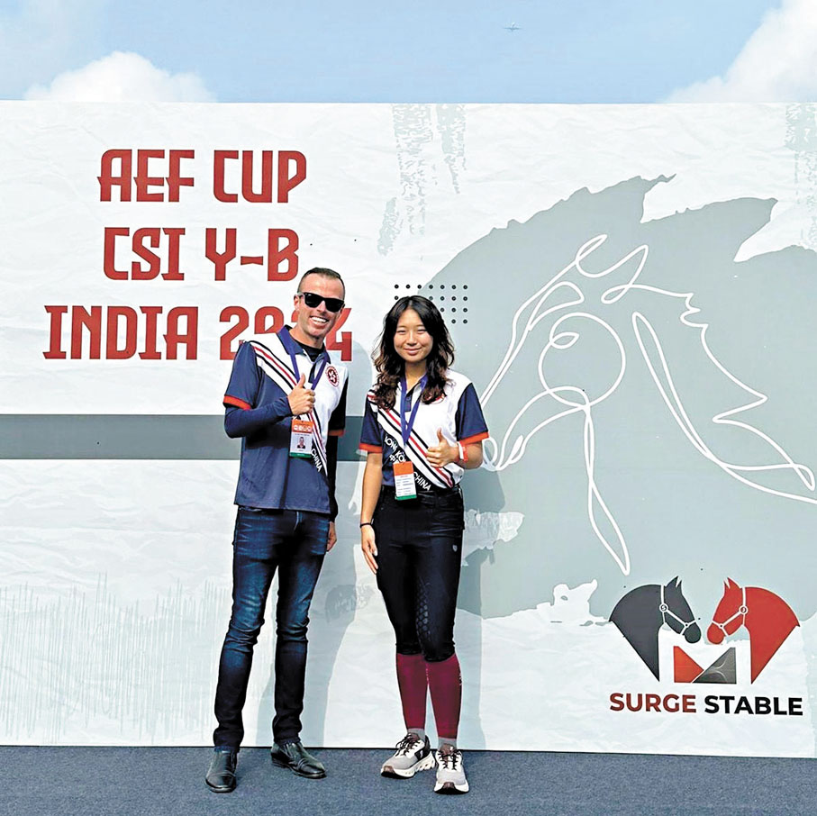 ●莊詠（右）和教練莊佳里。 中國香港馬術總會圖片