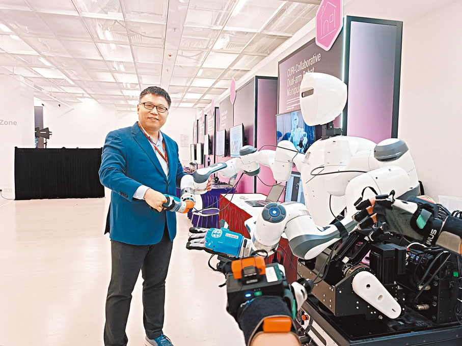 ●施政報告提出促進新進香港上市企業與本地大學進行創新科技合作等活動。圖為中大團隊於本周發表的研究成果「協作雙臂機械人」。 資料圖片