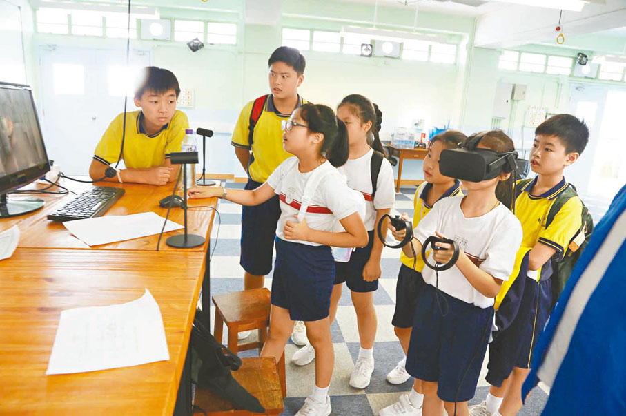 ●為推動中小學STEAM教育和提升教學質量，教育局會成立數字教育策略發展督導委員會。圖為小學生體驗中學的STEAM、中史、視覺藝術等活動。 資料圖片