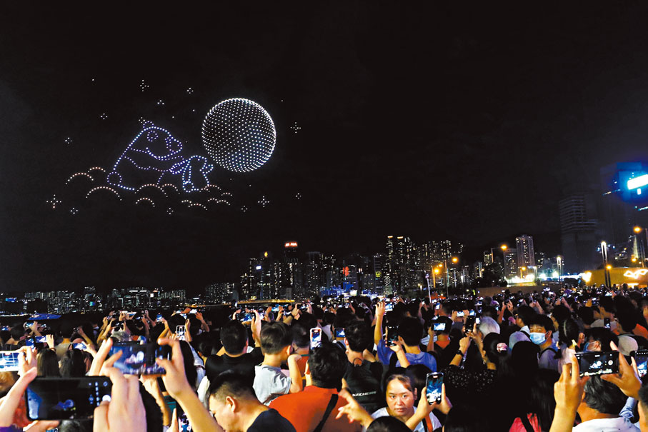 ●圖為灣仔海濱無人機表演吸引大批市民及遊客觀賞。 資料圖片