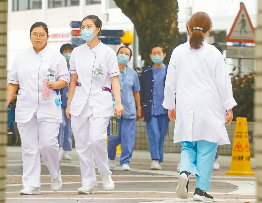 ●新一份施政報告除提出香港兩間醫學院將增加學額外，醫管局亦將繼續推出多項措施吸引、培訓和挽留人才。香港文匯報記者郭木又  攝