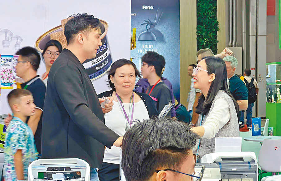 ●周鈿澤在與客戶交流。香港文匯報記者帥誠 攝