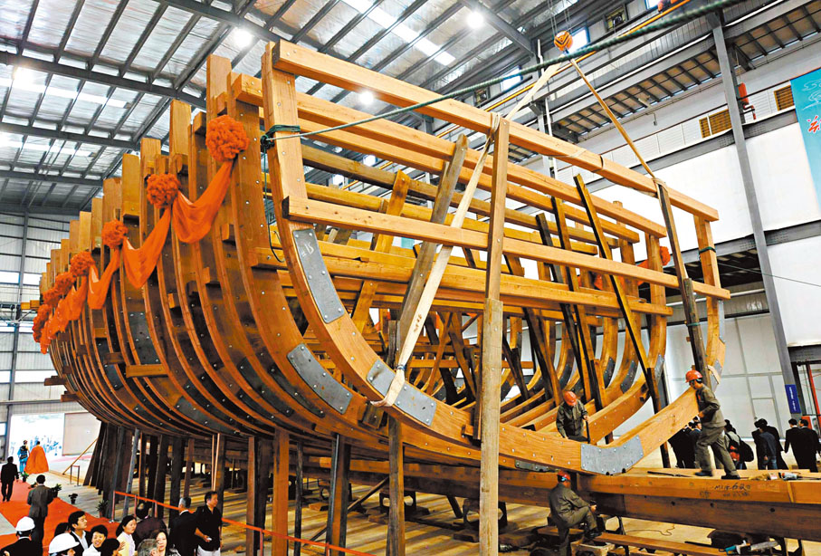 ● 圖為2010年南京鄭和寶船廠「仿明代鄭和寶船」的「肋骨」。 資料圖片