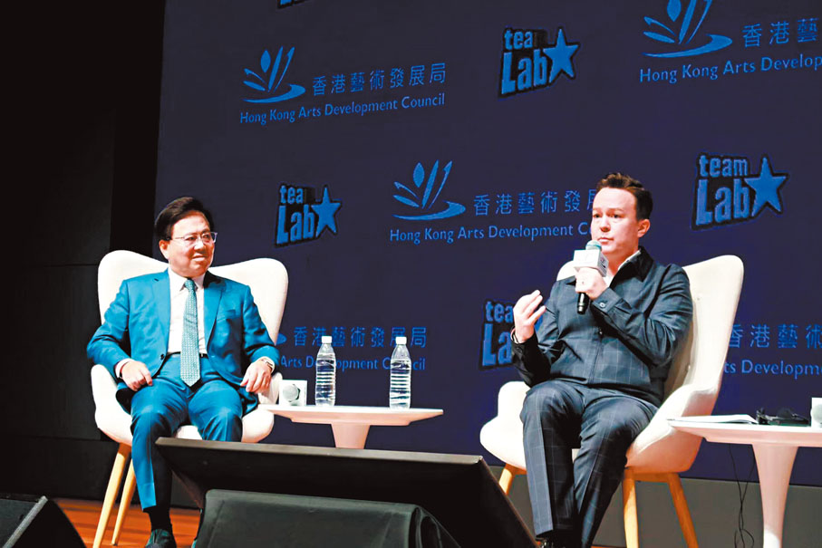 ●王英偉（左）與Joseph Fowler 交流香港優勢。   陳藝 攝