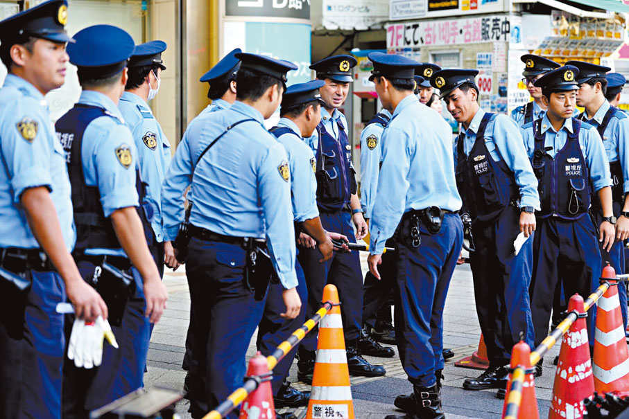 ●日本警方加強選戰期間安保警戒,防安倍晉三遇刺身亡類似事件再現。 彭博社