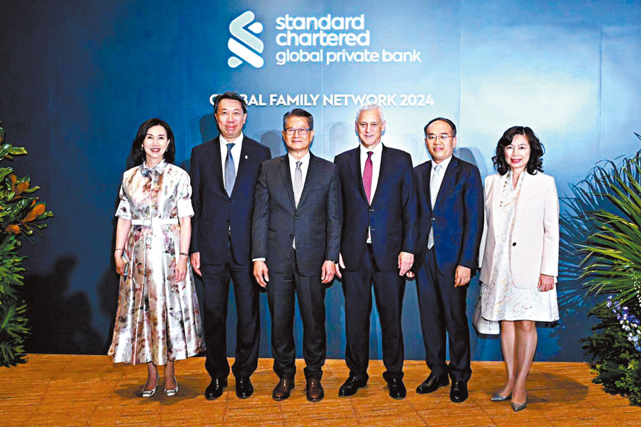 ● 財政司司長陳茂波（左三）、財庫局局長許正宇（右二）、禤惠儀（左一）、洪丕正（左二）等出席了活動。