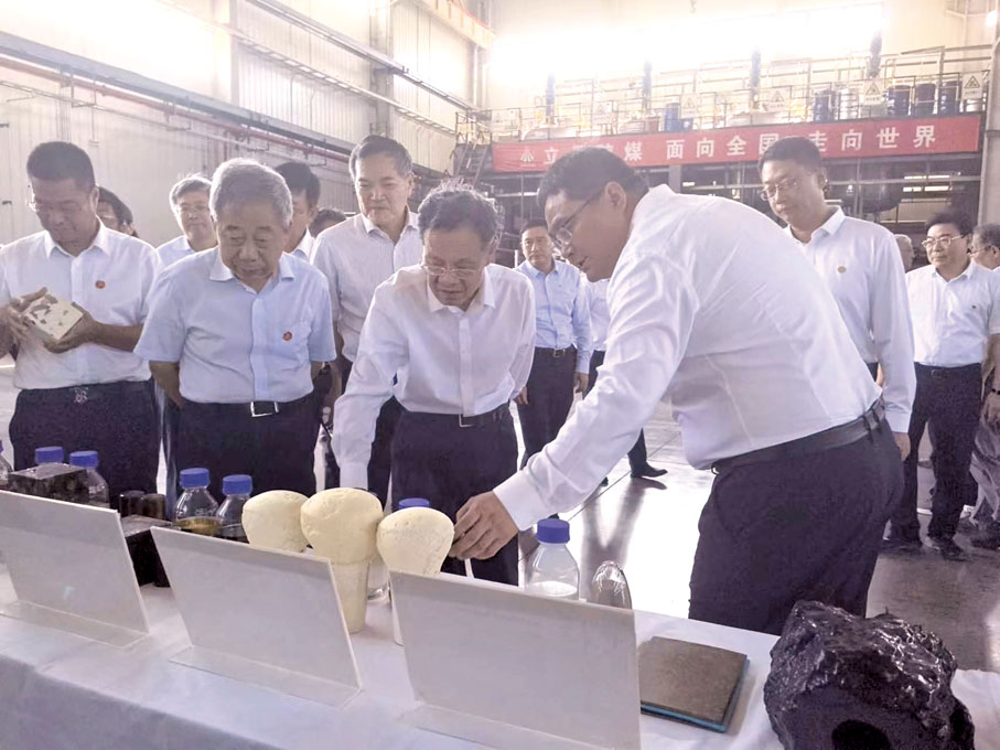 ●二○二四年九月，視察團一行走進陝煤啟辰科技有限公司，詳細了解其人才隊伍建設及科技產品生產情況。 （人民政協報）