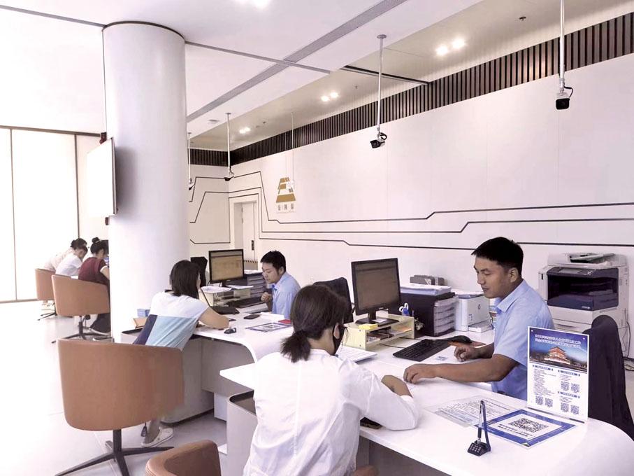 ●2024年9月，在陝西西咸人才大廈綜合服務大廳，工作人員正在向問詢者介紹人才政策，有序辦理業務。 	（人民政協報）