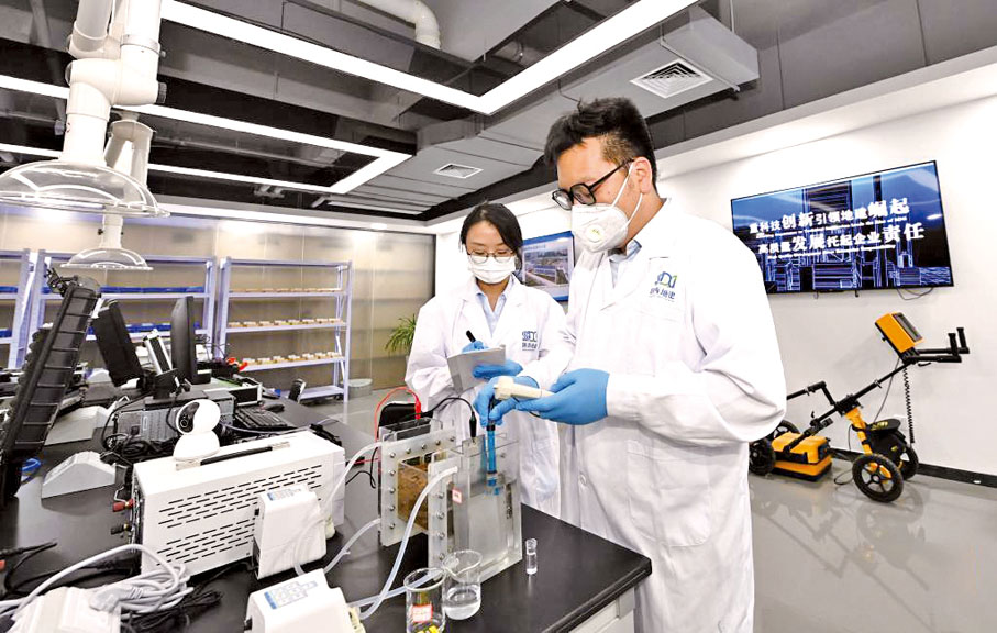 ●2021年3月，陝西省啟動了秦創原創新驅動平台建設，進一步推動了創新鏈、產業鏈、資金鏈、人才鏈深度融合。圖為2022年6月17日，在位於陝西省西咸新區的秦創原國企創新中心，科研人員進行土壤的電動修復實驗。 （新華社）