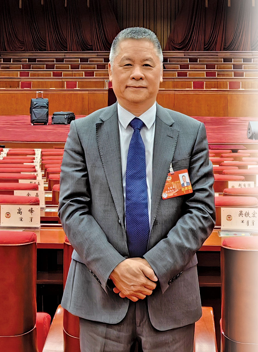 ●內蒙古自治區政協常委、顯鴻科技股份有限公司董事長吳葵生