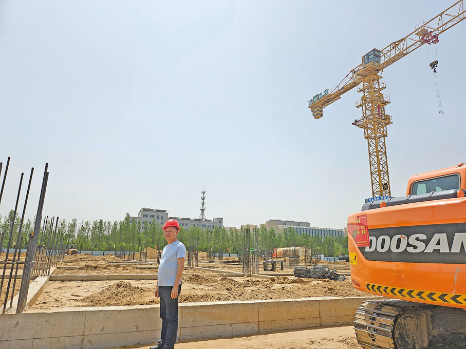 ●吳葵生對內蒙古未來發展充滿信心，今年再投資建設「顯鴻積體電路產業園區」。圖為2024年，他在工地指導產業園區設備建設。