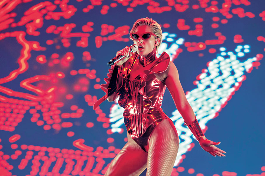 ●娜奧美史葛飾演樂壇天后絲佳萊利。