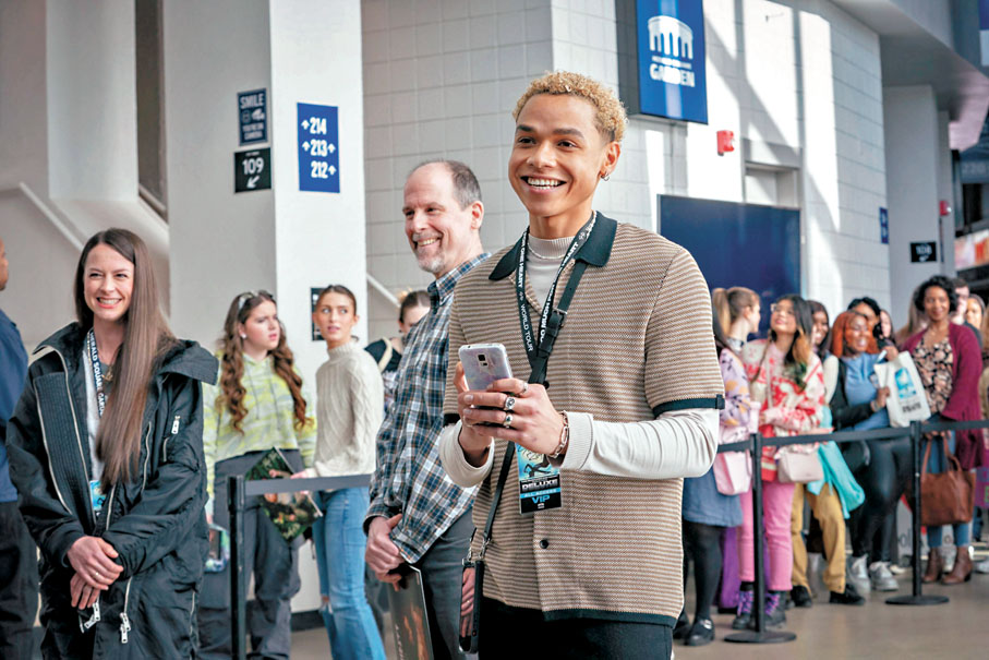 ●歌迷用微笑面對樂壇天后絲佳萊利。