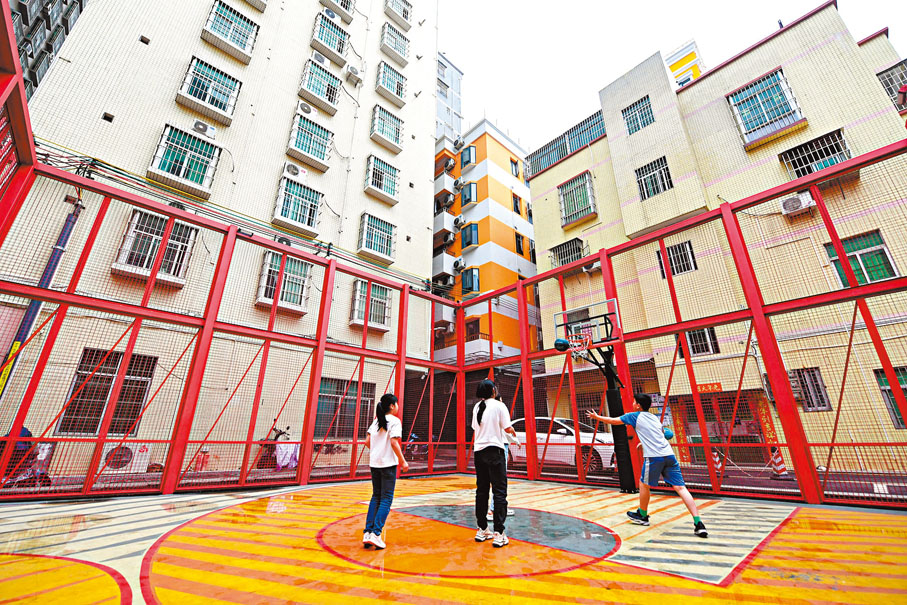 ●深圳市昔日城中村元芬村被改造成青年社區，居民在增設的籃球場打籃球。 資料圖片