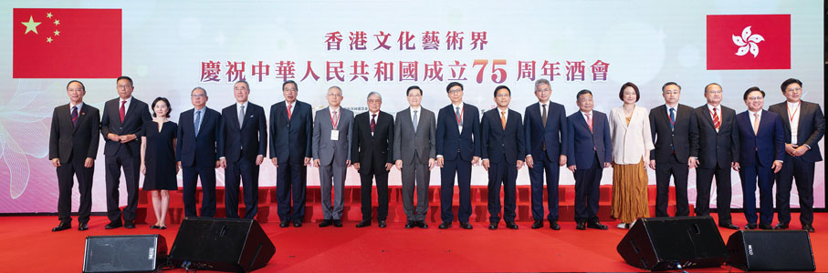 ●左起：馬逢國、施榮懷、何超瓊、林建岳、唐英年、梁君彥、王松苗、霍震霆、李家超、區永熙、李永勝、劉震、許正中、李慧琼、李曙光、蔡冠深、王英偉、霍啟剛。