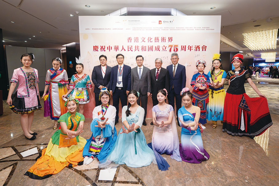 ●後排左四起 : 霍啟剛、區永熙、李家超、霍震霆、劉震與穿着少數民族服飾的少女合照。