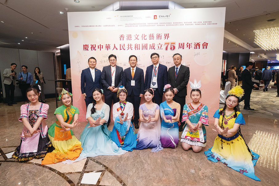 ●後排左起：陳勇、霍啟剛、王松苗、區永熙、李曙光與穿着少數民族服飾的少女合照。