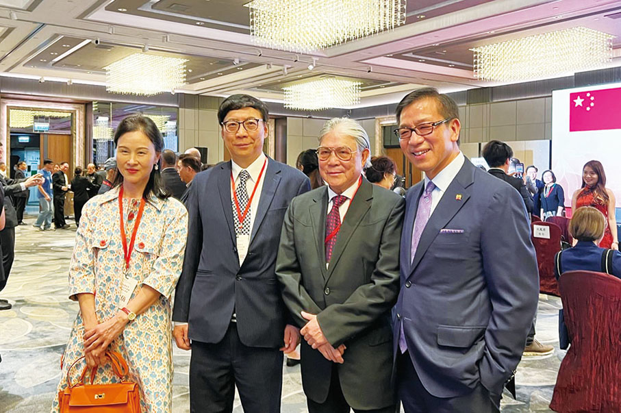 ●左起：劉敏儀、區永熙、霍震霆、楊偉誠合照。