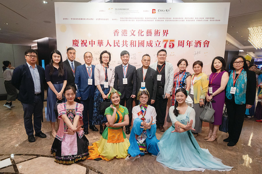 ●出版、書畫界良朋友好齊賀國慶。