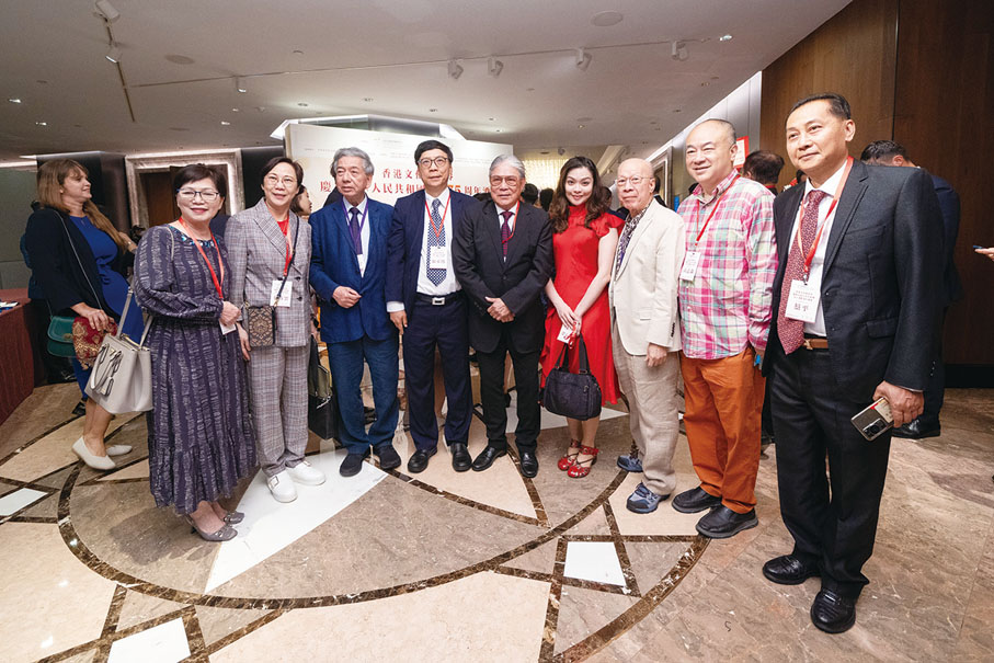 ●區永熙（左四）霍震霆（左五）與戲劇界代表同賀國慶。