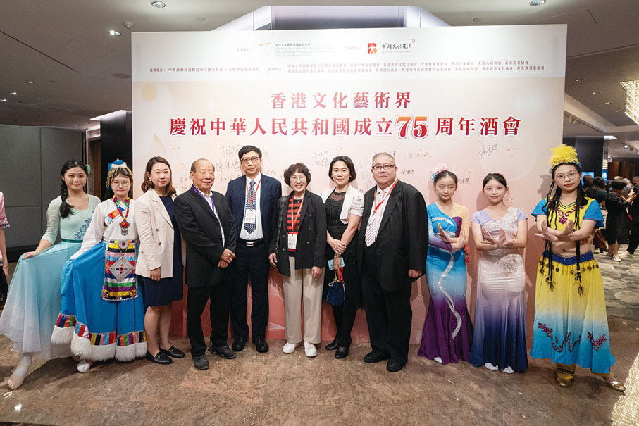 ●影視界嘉賓出席酒會祝賀國慶75周年。