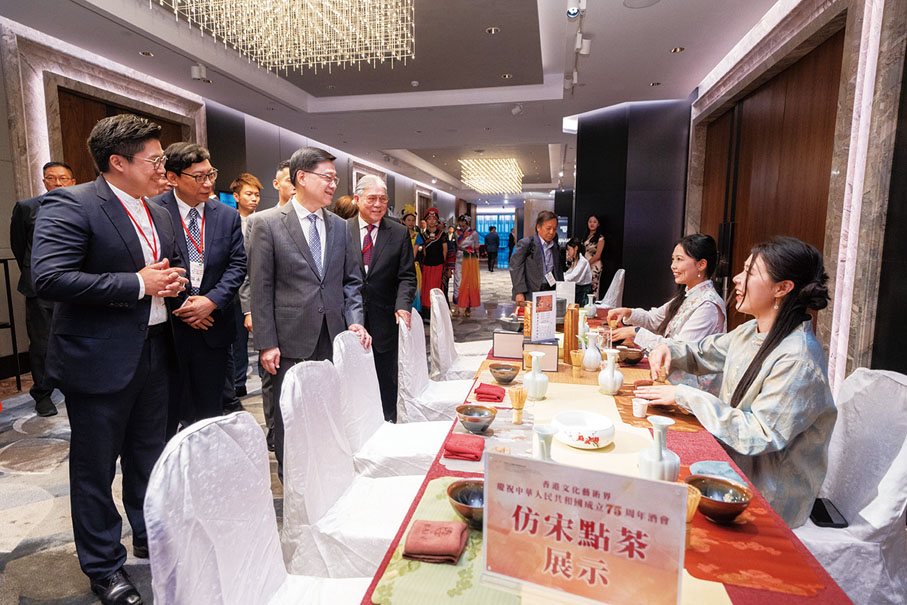 ●李家超在霍震霆、區永熙和霍啟剛陪同下參觀仿宋點茶展示。