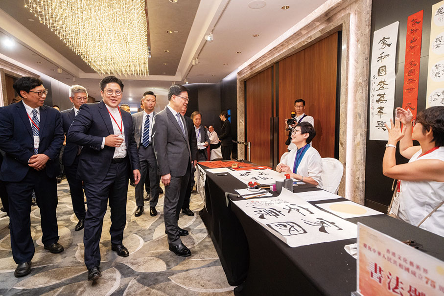 ●李家超與陳雪儀在活動現場交談。