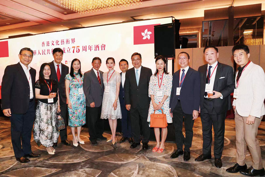 ●基本法委員會副主任黃玉山（左八）與港區全國人大代表凌友詩（左二）、姚祖輝（左三）、陳曼琪（左四)、胡曉明（左五）、鄺美雲（左六）、陳勇（左七）、林至穎（左十）、孫偉勇（左十一）等出席香港文化藝術界慶祝國慶75周年酒會。