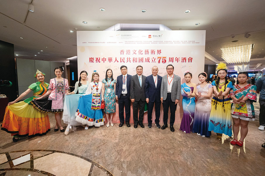 ●影視界嘉賓出席酒會祝賀國慶75周年。