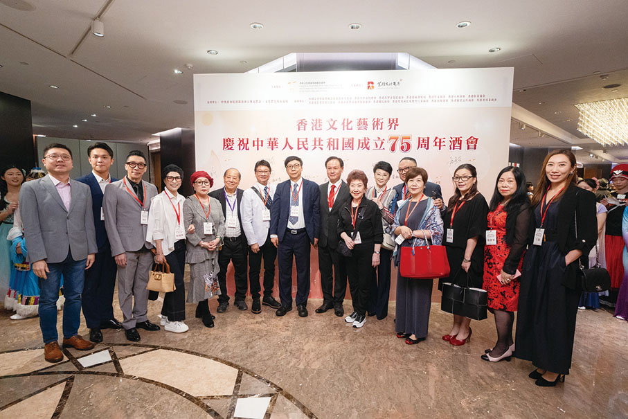 ●徐小明（左七)、區永熙（左八）、八和會館主席龍貫天（左九）與粵劇界精英出席酒會祝賀。