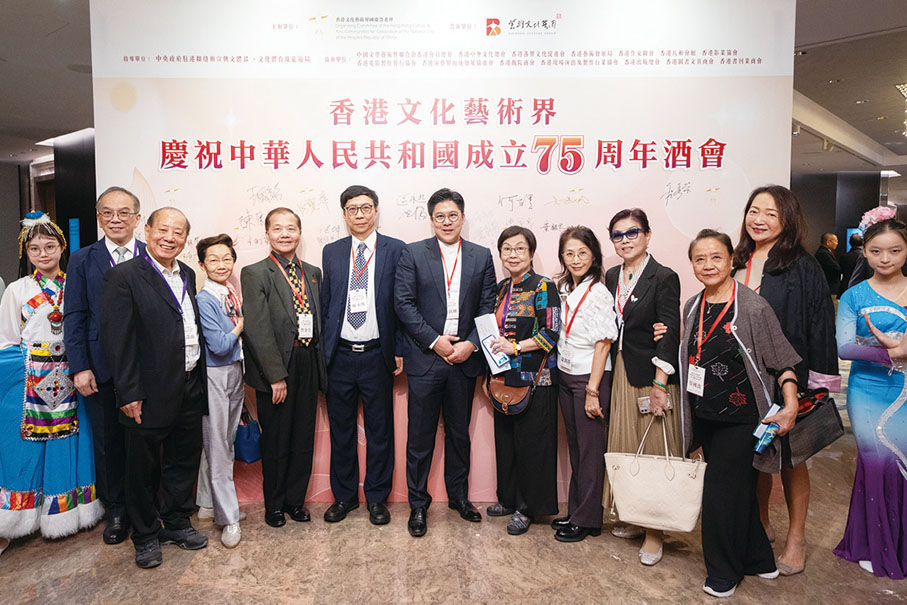 ●發起人之一區永熙（左六）、秘書長霍啟剛（左七）與舞蹈界代表合照。