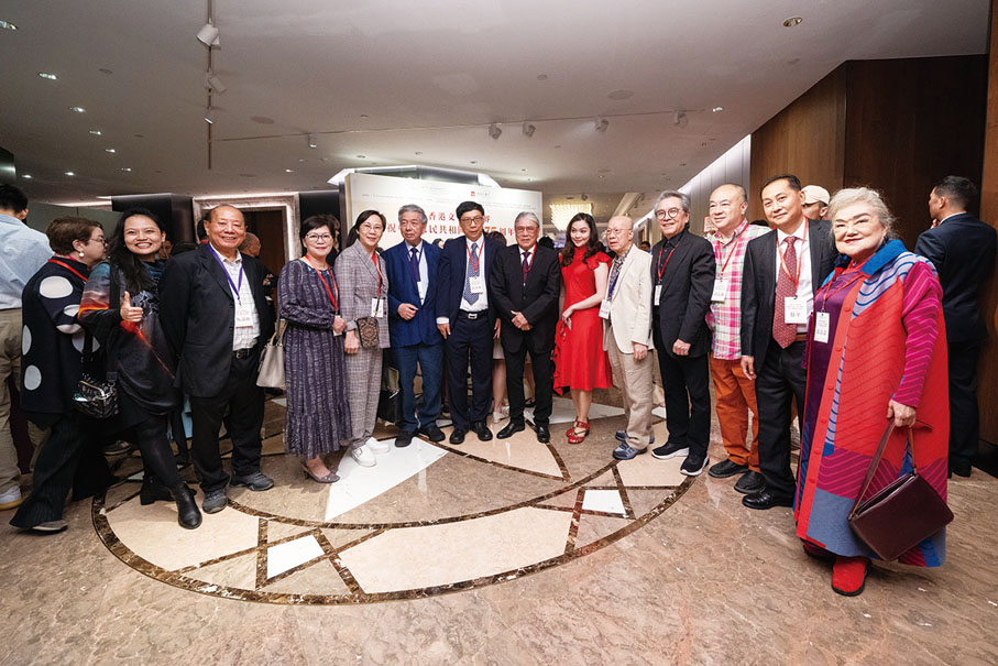 ●影視界精英與區永熙（左六）、霍震霆（左七）與來賓合照。