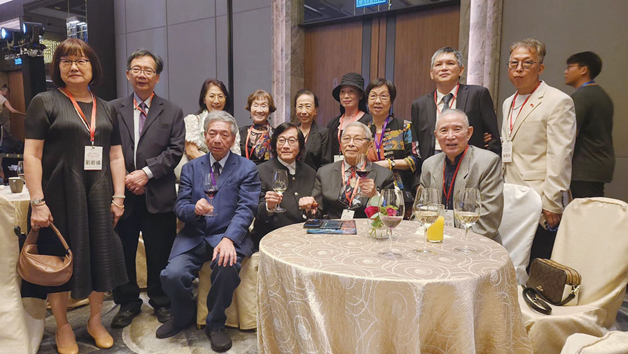 ●陳健彬（前排左一）、蔡崇力（前排左二）、劉兆銘（前排左三）舉杯與文化藝術界友好共賀國慶。