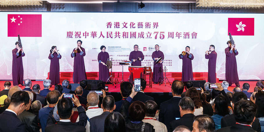 ●香港中樂團敲擊慶賀國慶。