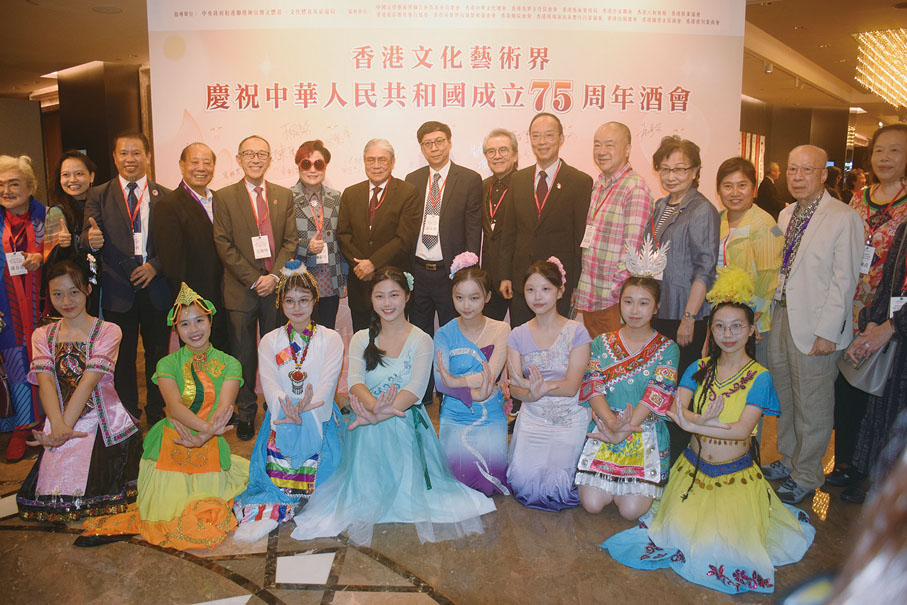●後排：吳壽南（左四）、毛俊輝（左五）、陳淑芬（左六）、霍震霆（左七）、區永熙（左八）、姜大衛（左九）、馬逢國（左十）、高志森（左十一）、何冀平（左十二）與影視、劇曲界友好共賀國慶。
